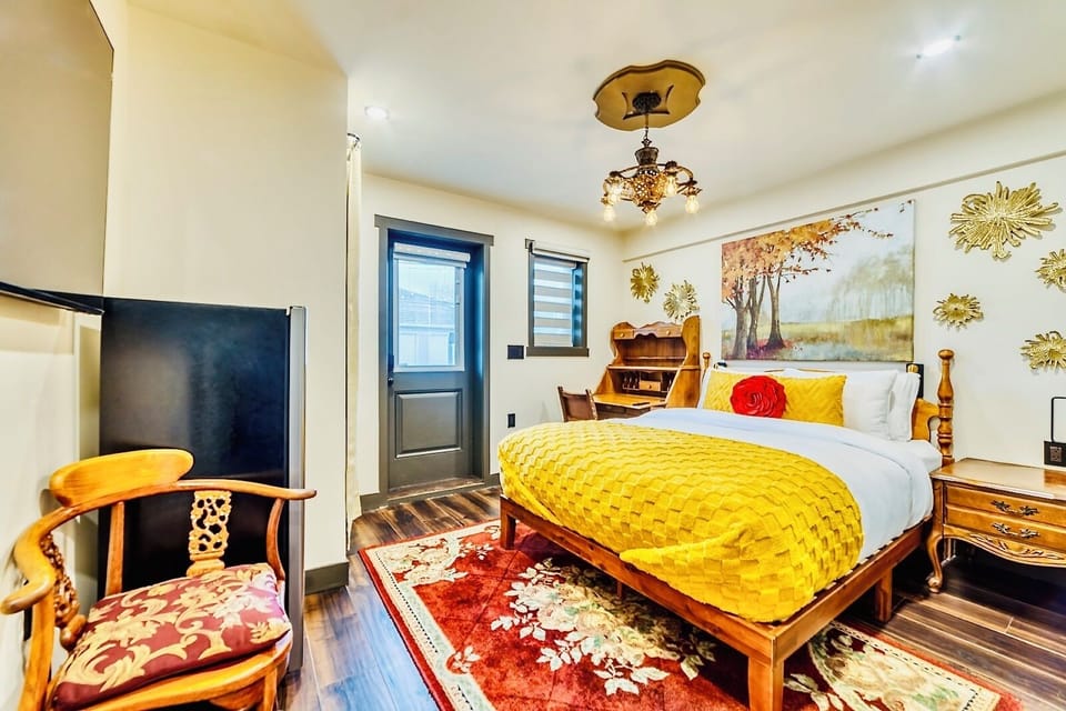 Elite Room Private Bathroom, 1 Queen Bed | Egyptian cotton sheets, premium bedding, down comforters, pillowtop beds