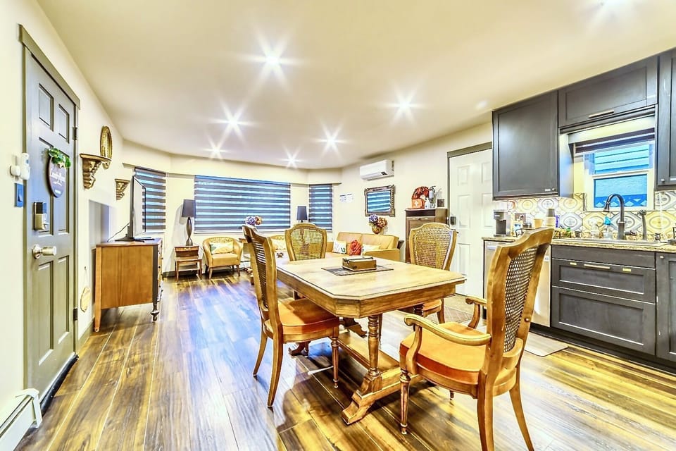 Royal Room, 1 Queen Bed | Dining room