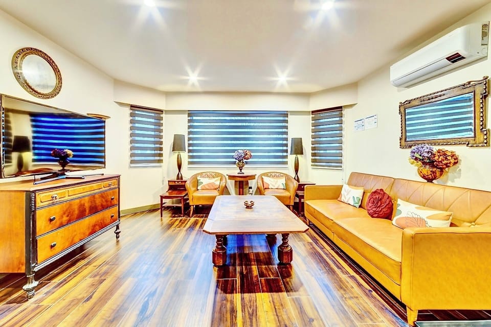 Royal Room, 1 Queen Bed | Living area | 41-inch flat-screen TV with digital channels, Netflix