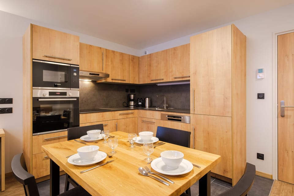The modern kitchen is equipped with everything you need to prepare meals and enjoy them comfortably at the adjacent dining table.