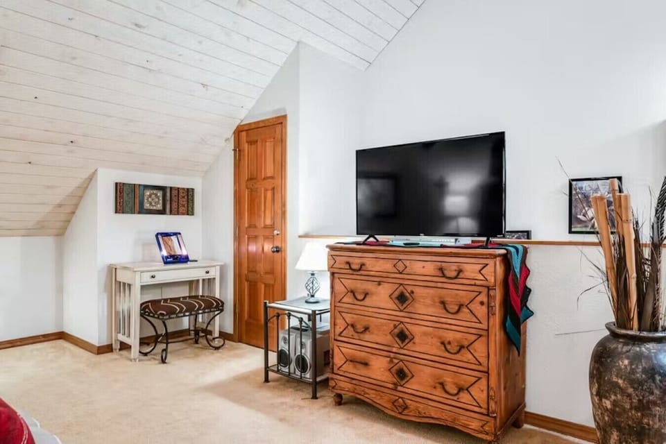 Bedroom 1 | King Bed | Smart TV | Sitting Area