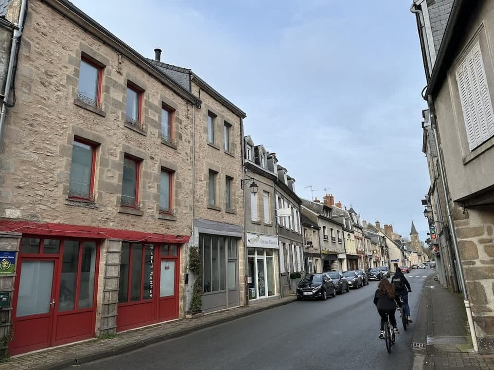 48 Urban Suites - vue grand rue vers l'église
