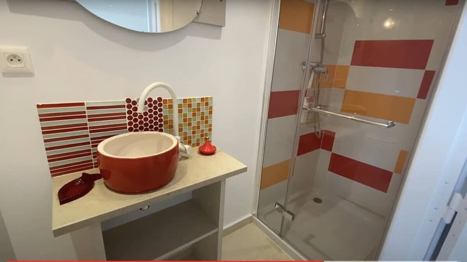 Salle de bains avec douche italienne