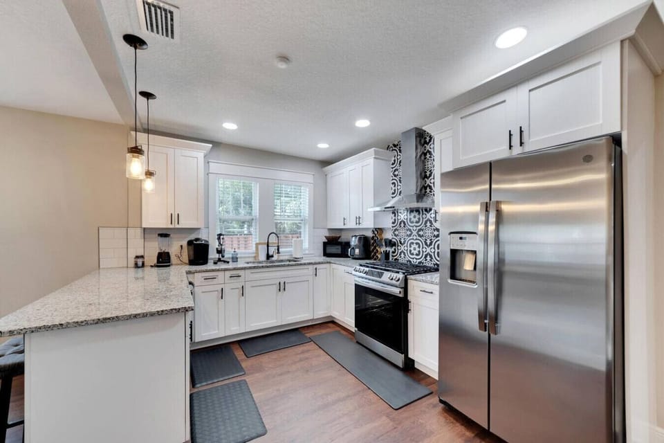 Full kitchen
