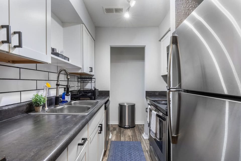 Fully equipped kitchen with modern appliances, perfect for preparing meals during your stay in Arlington. A convenient option for longer stays, game weekends, or concert trips near AT&T Stadium
