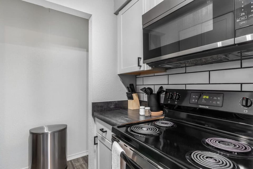 Fully equipped kitchen with modern appliances, perfect for preparing meals during your stay in Arlington. A convenient option for longer stays, game weekends, or concert trips near AT&T Stadium