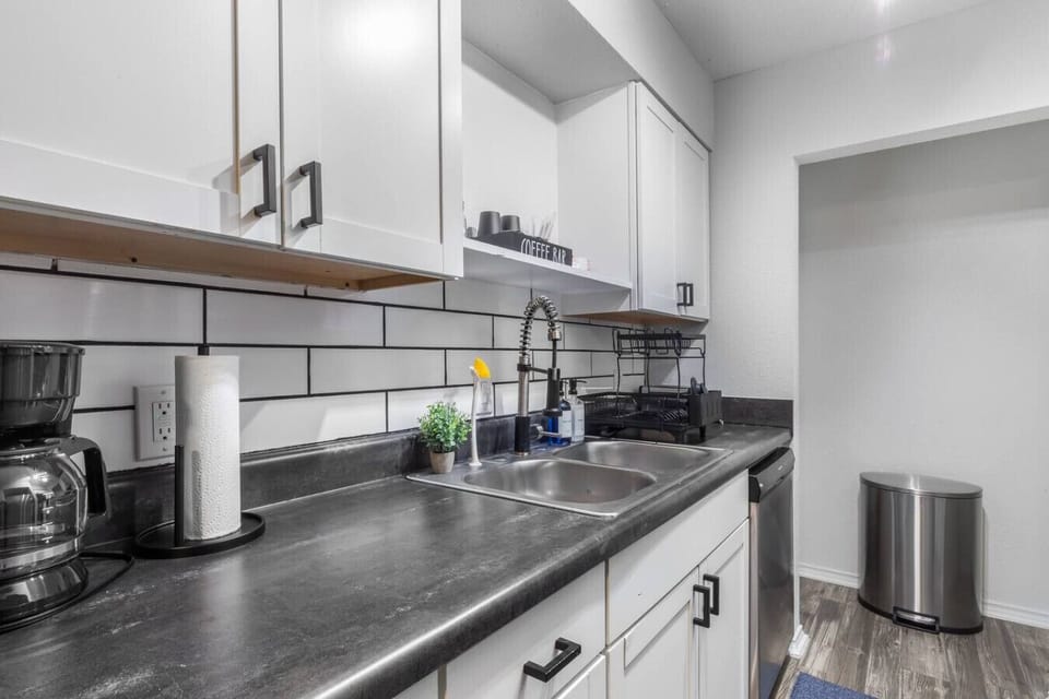 Fully equipped kitchen with modern appliances, perfect for preparing meals during your stay in Arlington. A convenient option for longer stays, game weekends, or concert trips near AT&T Stadium