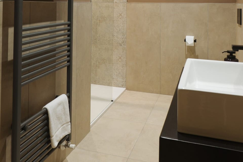 Double Room, City View | Bathroom | Shower, towels, soap, shampoo
