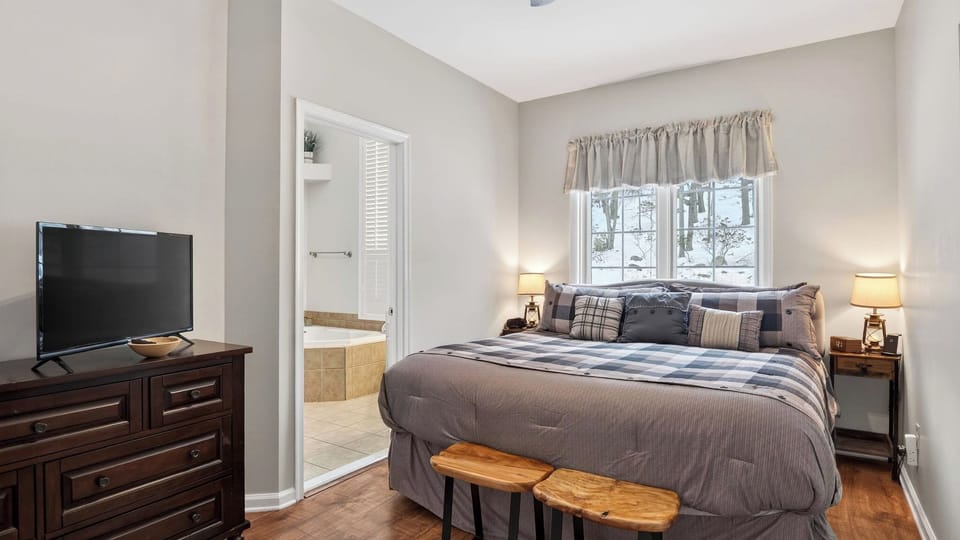 Crestline Retreat by Avantstay Luxury Mountain Condo Hot Tub + Game Room Steps to Big Boulder Apartment in Kidder Township