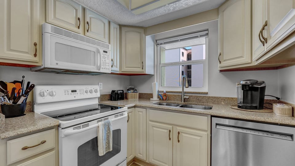 Fully equipped kitchen with everything you need to make your favorite meals