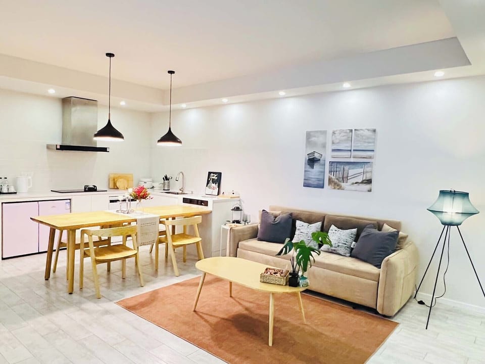 Luxury Suite, Balcony | Living area