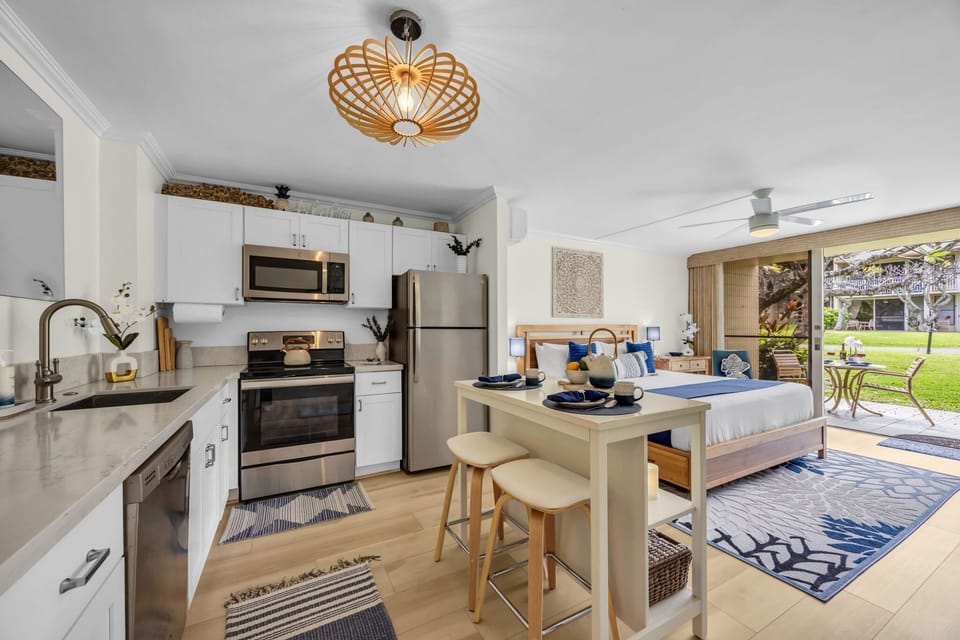 Fully Equipped Kitchen – Full-size appliances and everything you need for easy island meals.