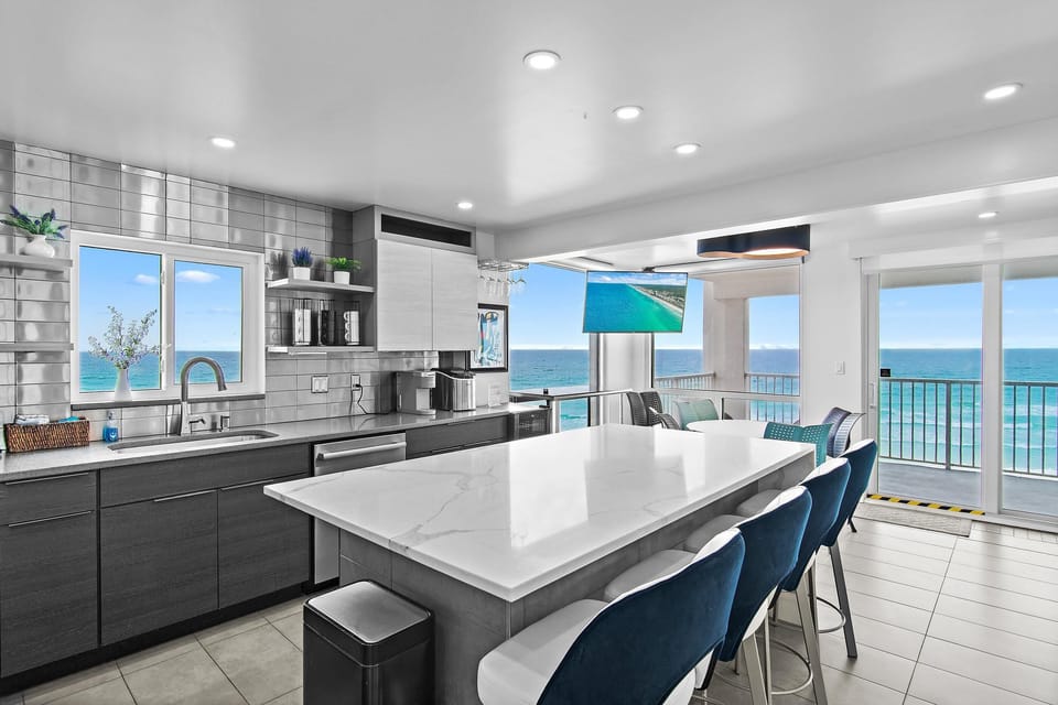 Condo, Multiple Beds (Shoreline Towers 2066) | Private kitchen