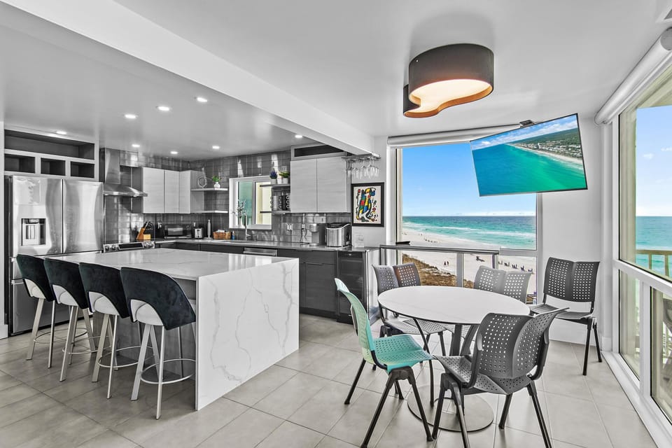 Condo, Multiple Beds (Shoreline Towers 2066) | Private kitchen