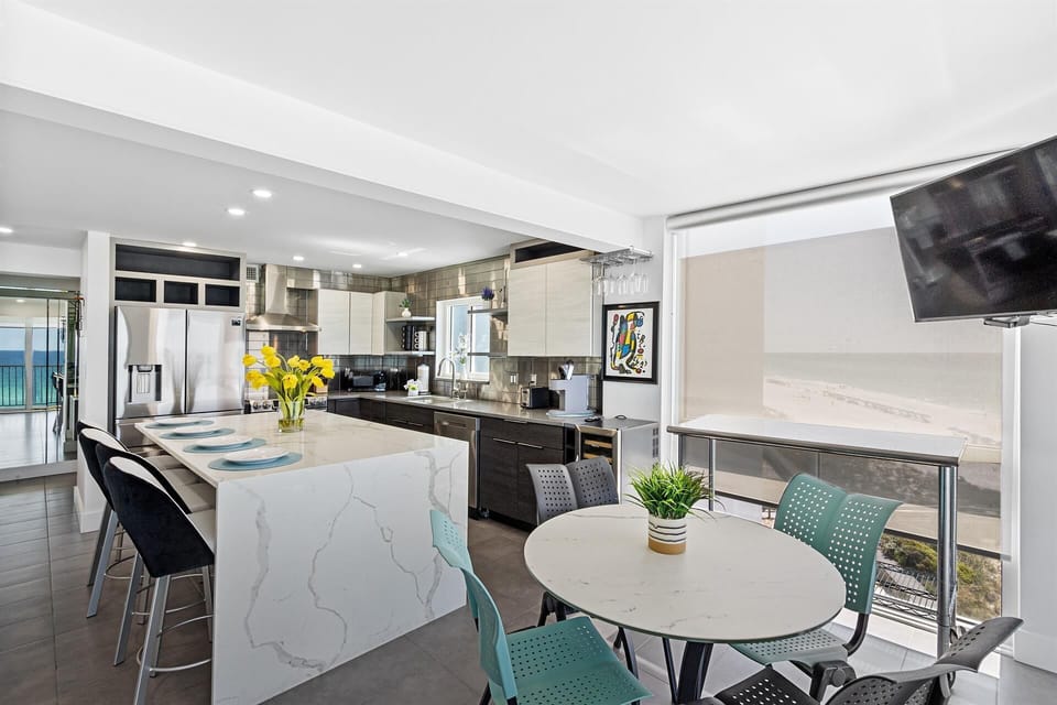 Condo, Multiple Beds (Shoreline Towers 2066) | Dining