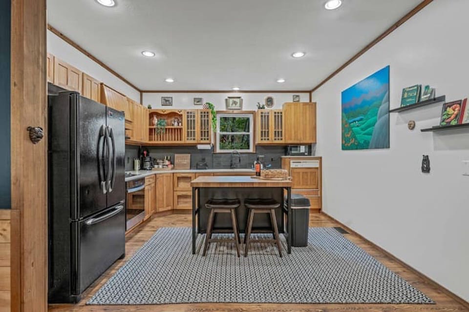 Fully Equipped Kitchen with bar seating for 2