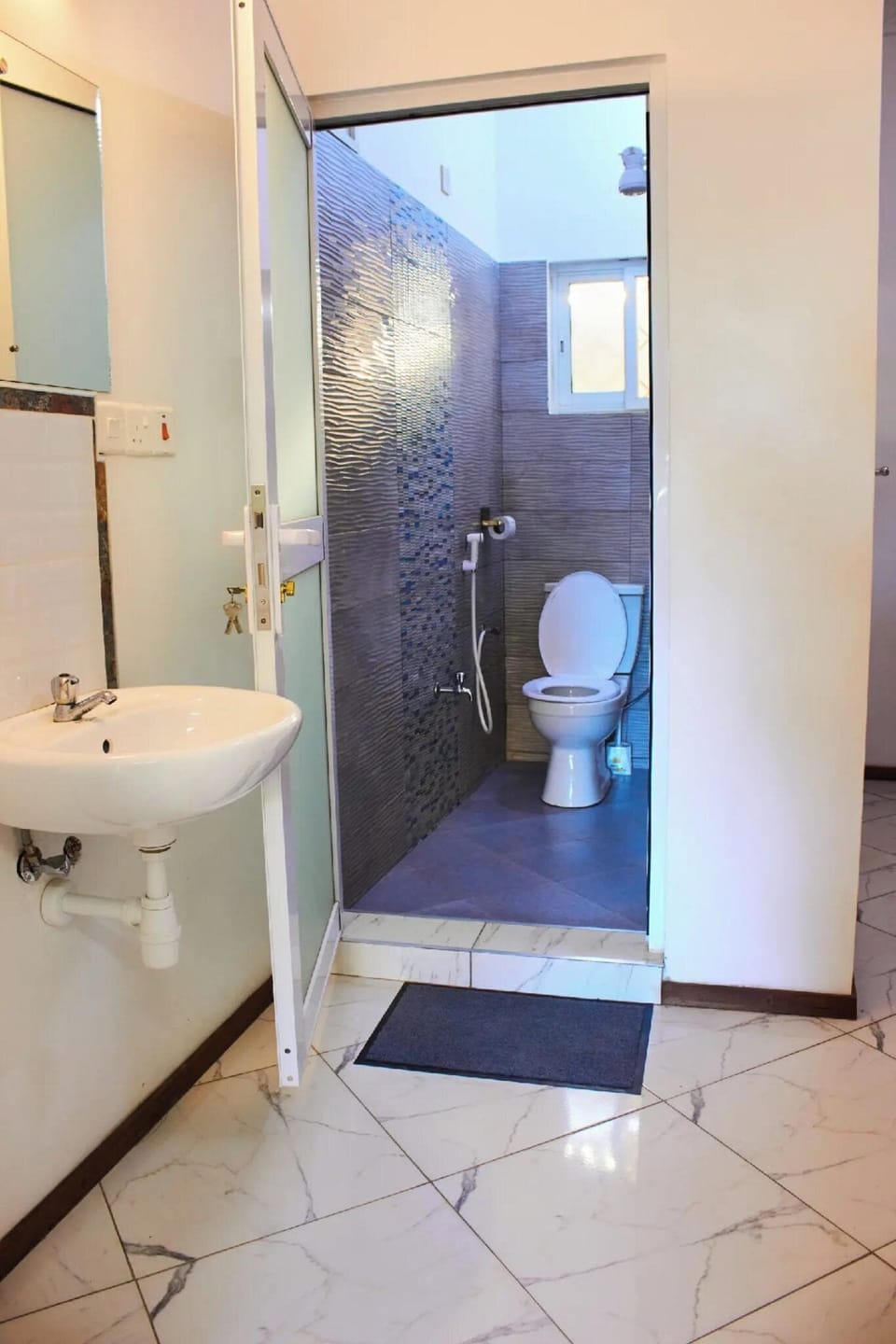 Comfort Apartment | Bathroom | Shower, free toiletries, slippers, towels