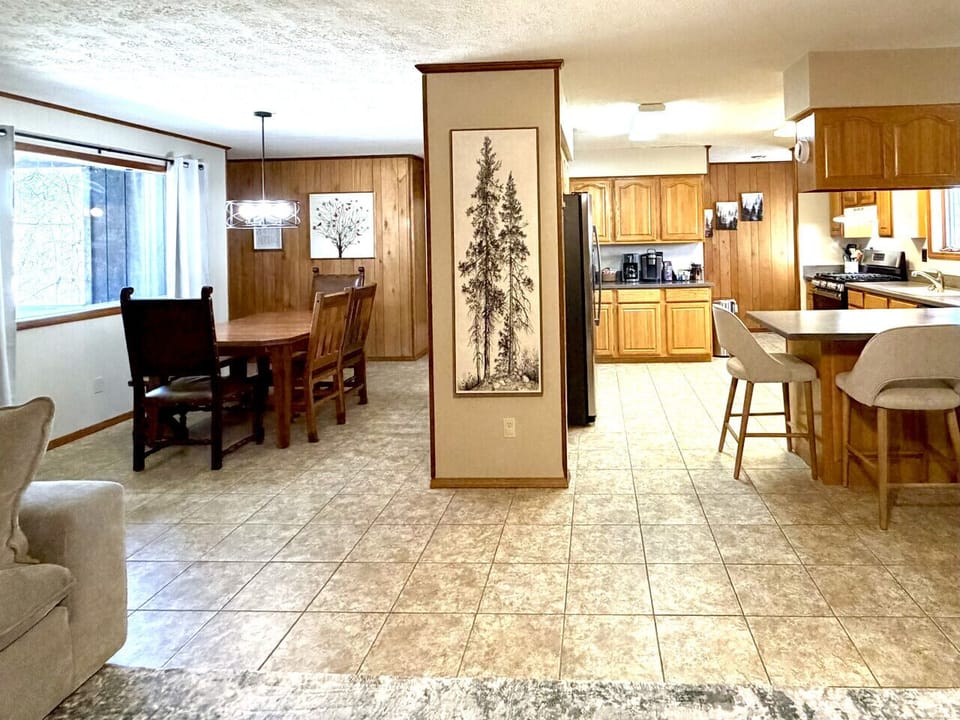 Open Area For Dining area and Eating!