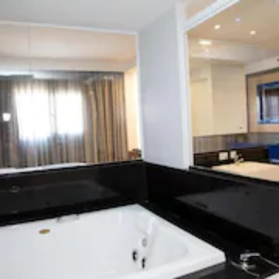Luxury Suite | Jetted tub