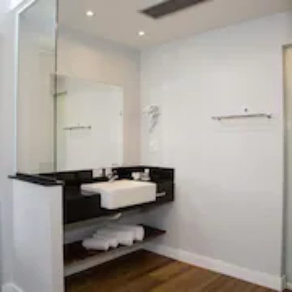 Superior Studio Suite | Bathroom | Free toiletries, hair dryer, towels