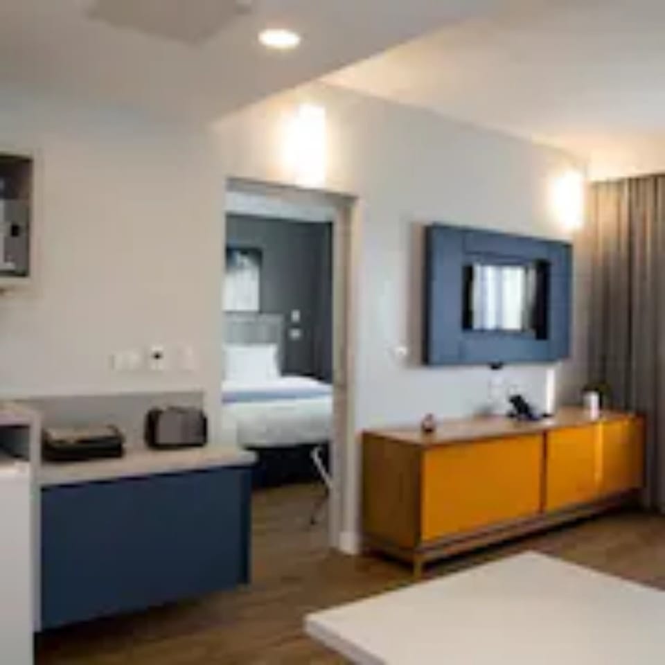 Superior Studio Suite | Premium bedding, minibar, in-room safe, blackout drapes