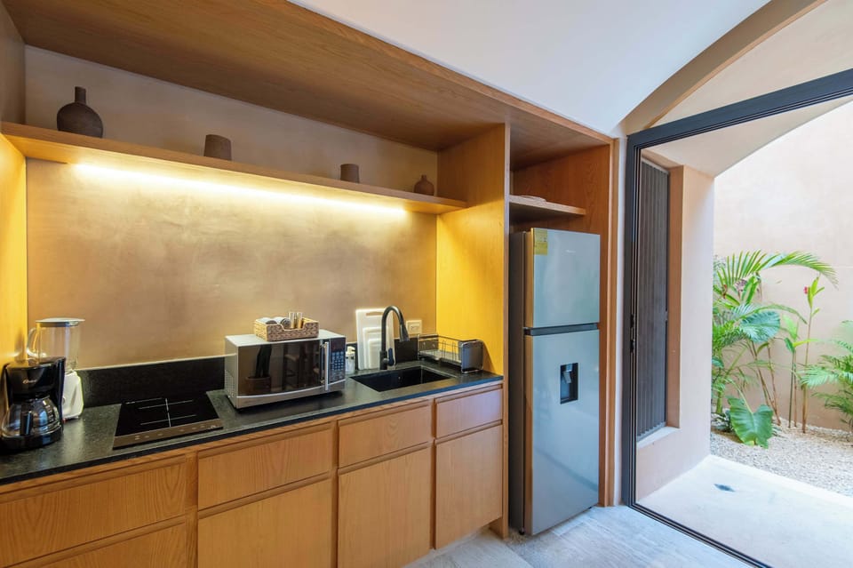 Full equipped kitchen with refrigerator, microwave, blender, filter coffee maker and induction stove