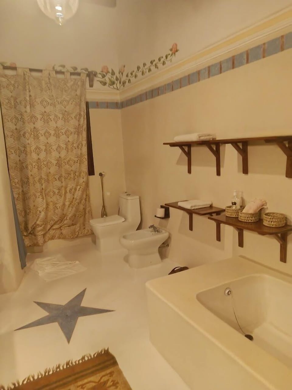 Deluxe Double Room | Bathroom | Shower, free toiletries, slippers, bidet