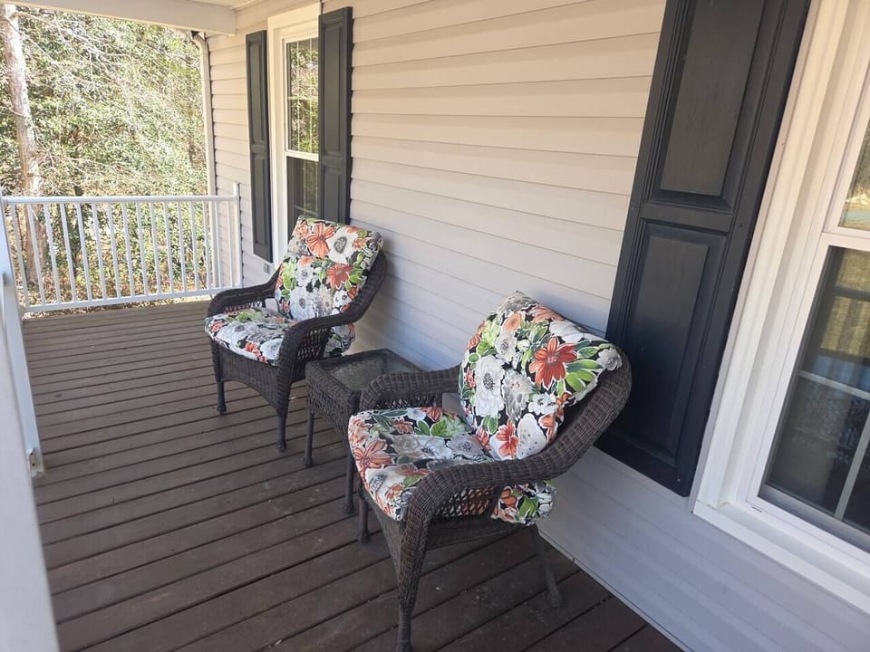 Step on to the front porch, sit back, relax! Enjoy a quiet view while enjoying a hot morning beverage or enjoying the afternoons.
