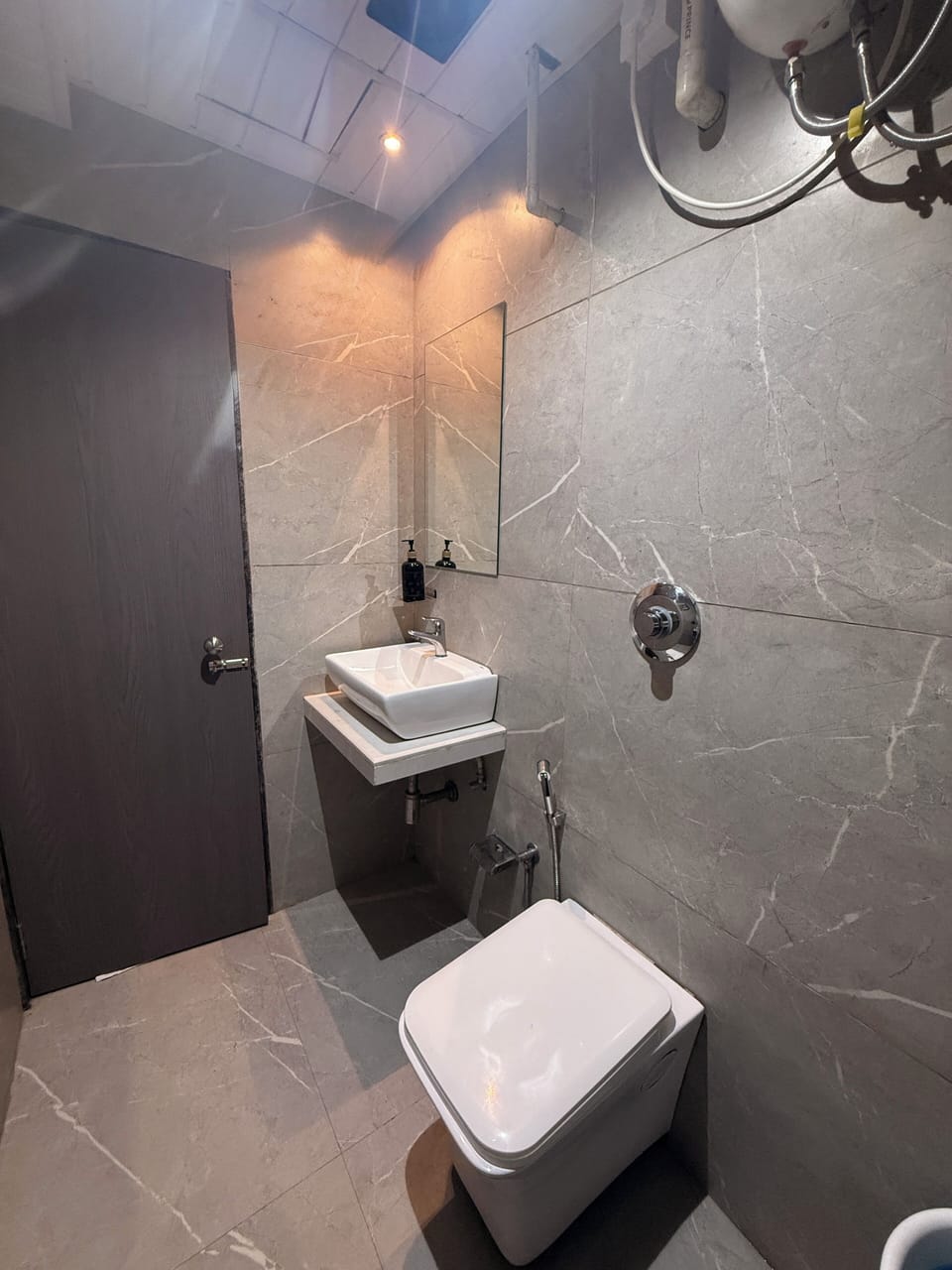 Deluxe Double Room | Bathroom | Shower, towels, soap, shampoo