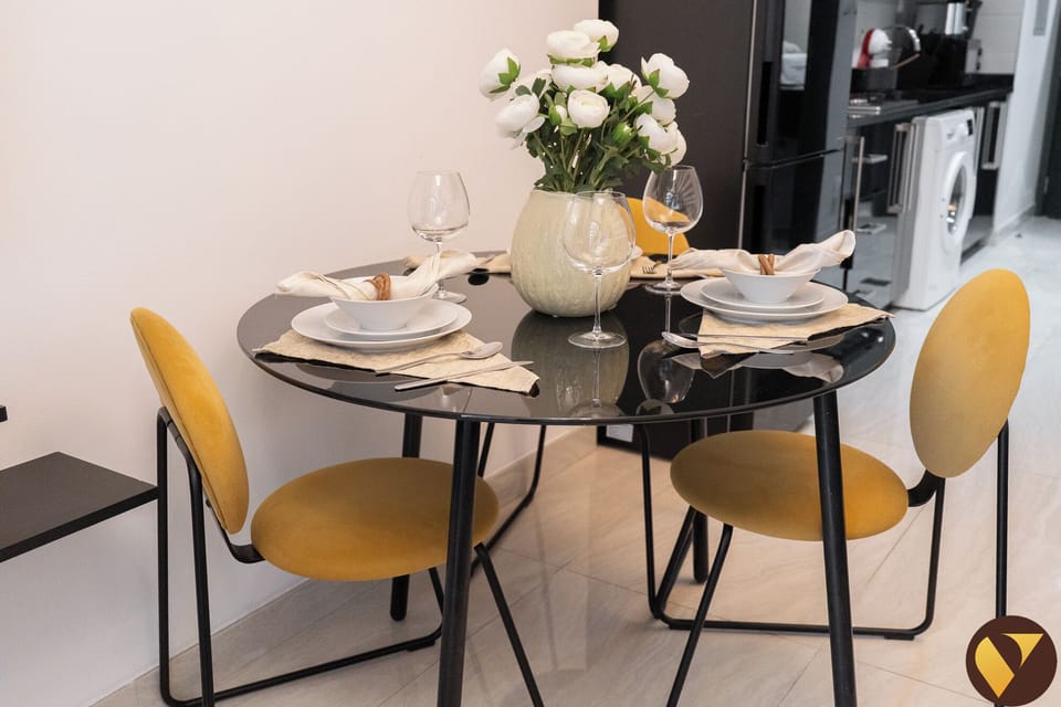 Business Studio, 1 King Bed with Sofa bed, Balcony, City View | In-room dining