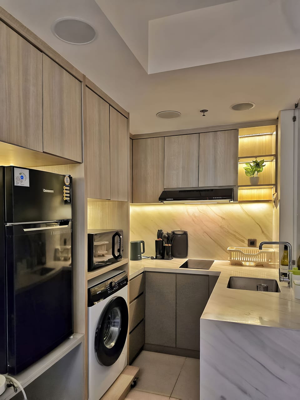 Apartment, 3 Bedrooms, City View | Private kitchen | Fridge, microwave, stovetop, cookware/dishes/utensils