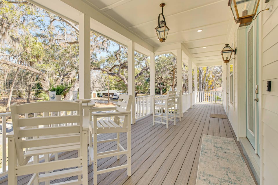 Furnished Porch w/ Seating & Dining Area