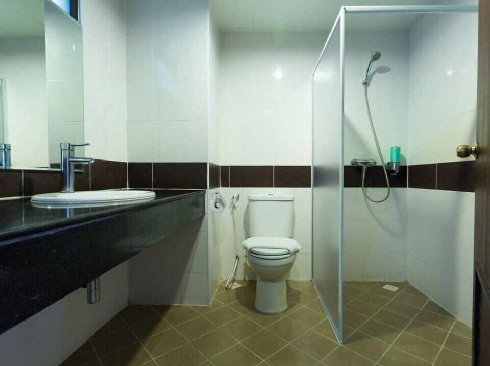 Standard Double Room | Bathroom | Shower, towels, soap, shampoo