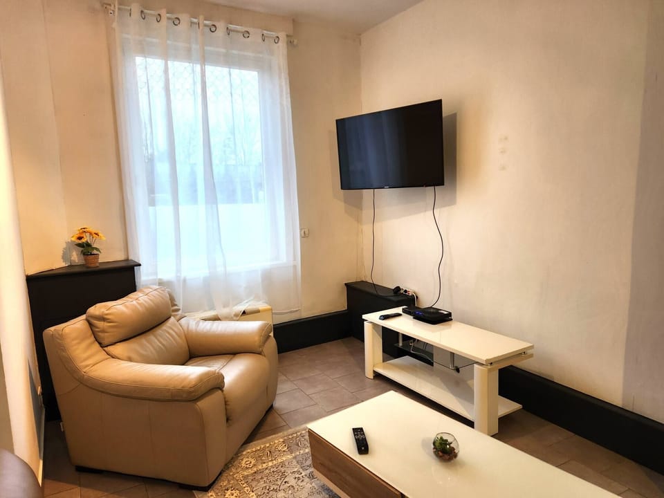 House, 3 Bedrooms, Smoking, Terrace | Living room