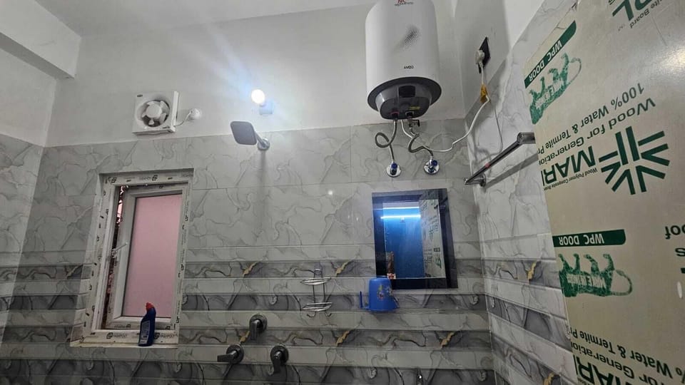 Deluxe Room | Bathroom | Shower, towels, soap, shampoo