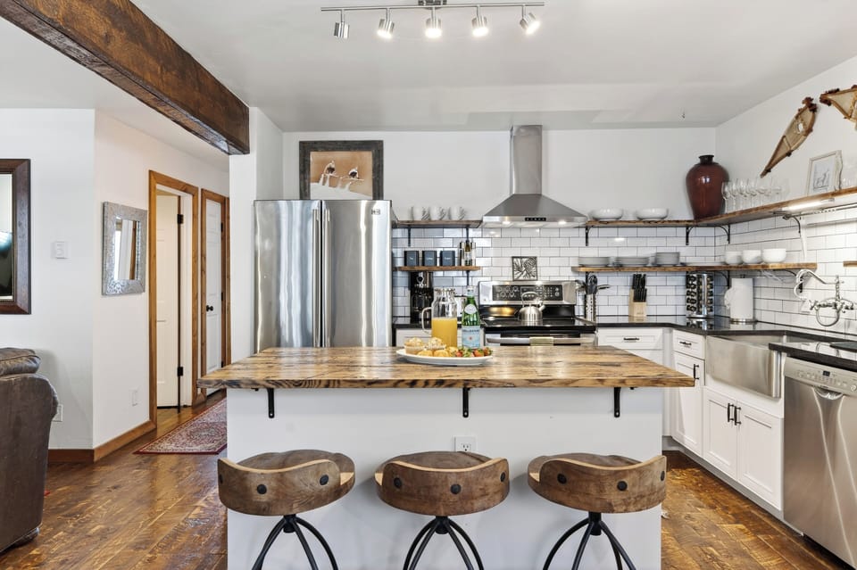 Bright, fully equipped kitchen with a spacious island—perfect for quick breakfasts or après-ski meals at home.