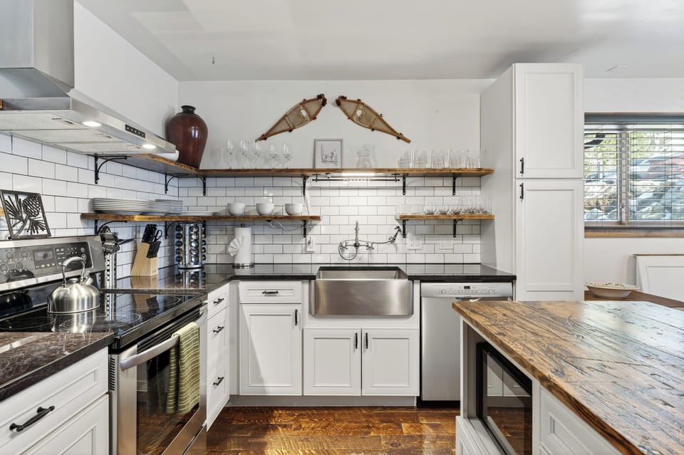 Bright, fully equipped kitchen with a spacious island—perfect for quick breakfasts or après-ski meals at home.