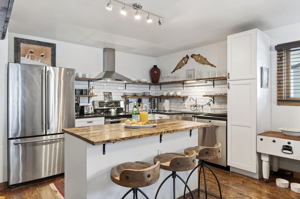 Bright, fully equipped kitchen with a spacious island—perfect for quick breakfasts or après-ski meals at home.
