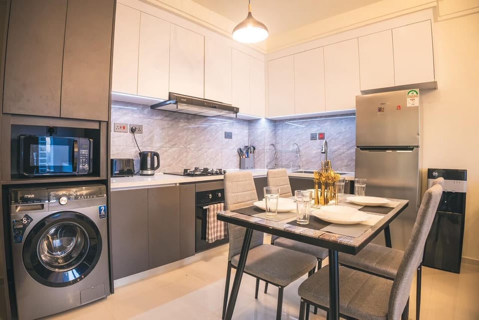 Full-size fridge, microwave, oven, stovetop
