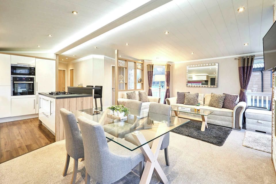 Enzo's Lodge, Allerthorpe Golf & Country Park, York - Host & Stay