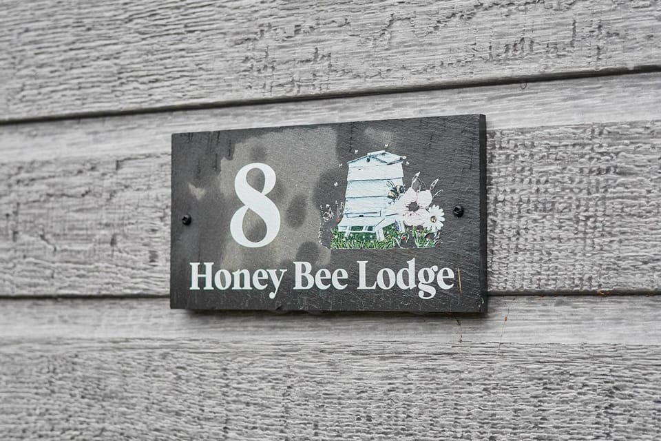 Honey Bee Lodge, Allerthorpe Golf & Country Park, York - Host & Stay