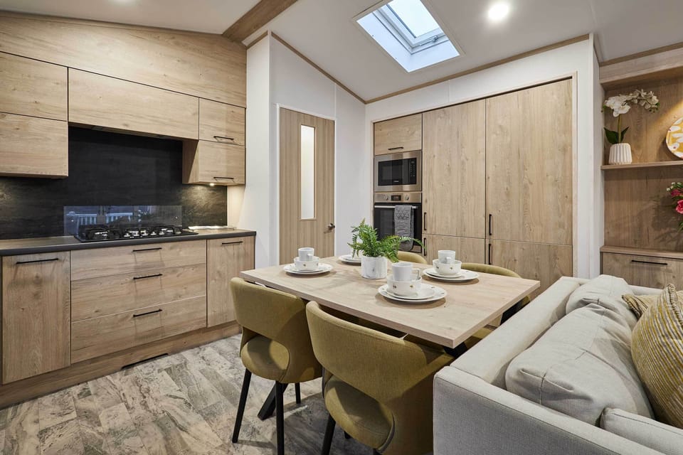 Honey Bee Lodge, Allerthorpe Golf & Country Park, York - Host & Stay