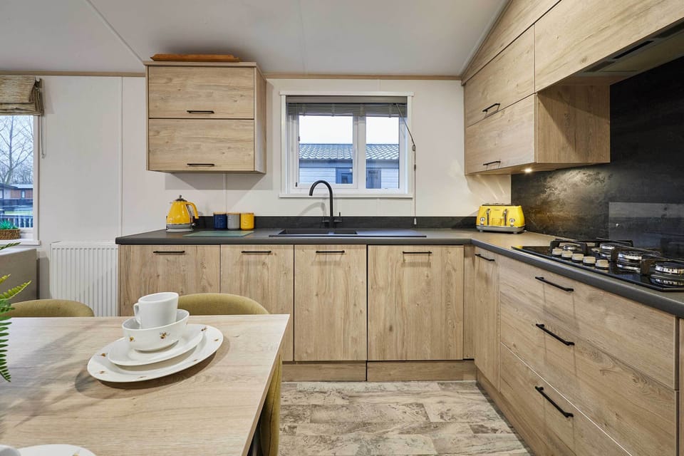 Honey Bee Lodge, Allerthorpe Golf & Country Park, York - Host & Stay
