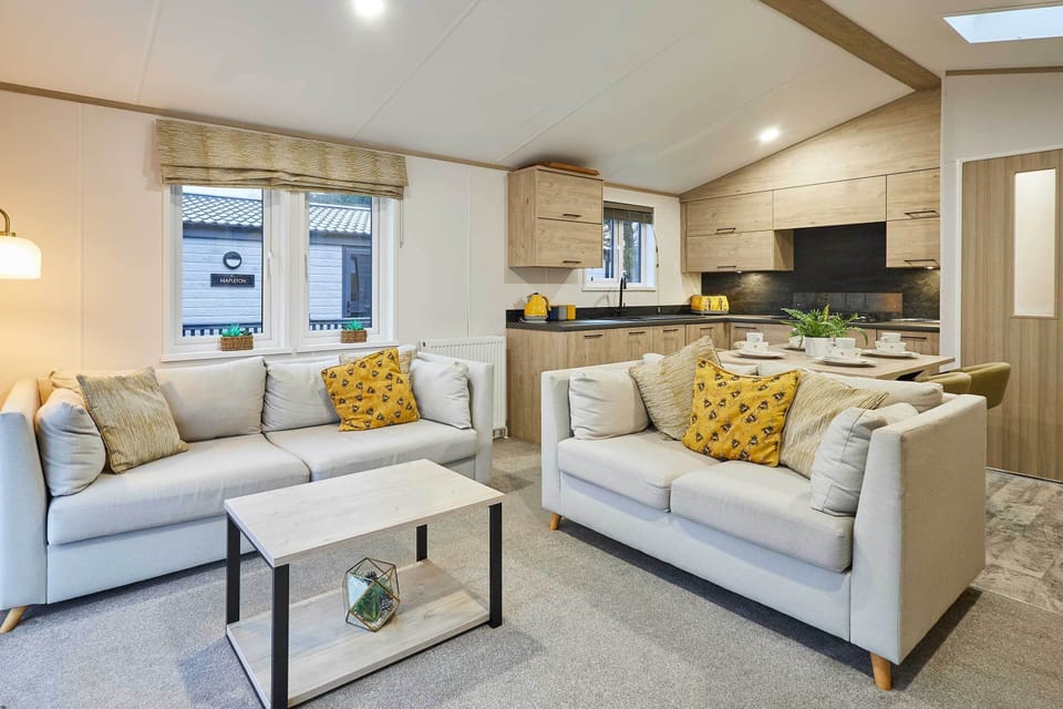 Honey Bee Lodge, Allerthorpe Golf & Country Park, York - Host & Stay
