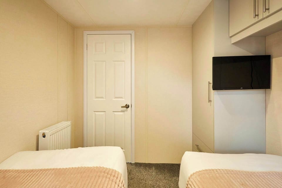 Dakota Lodge, Allerthorpe Golf & Country Park, York - Host & Stay