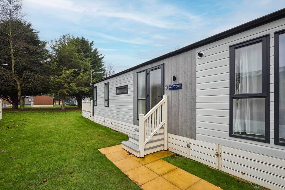 Elegant Lodge, Allerthorpe Golf & Country Park, York - Host & Stay