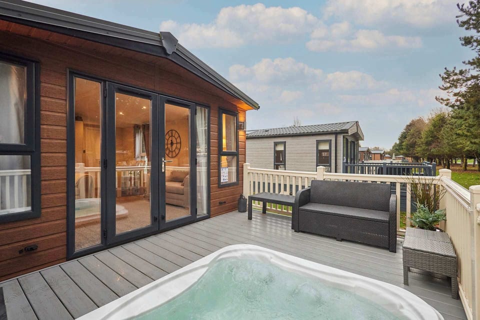 Woodpark Lodge, Allerthorpe Golf & Country Park, York - Host & Stay