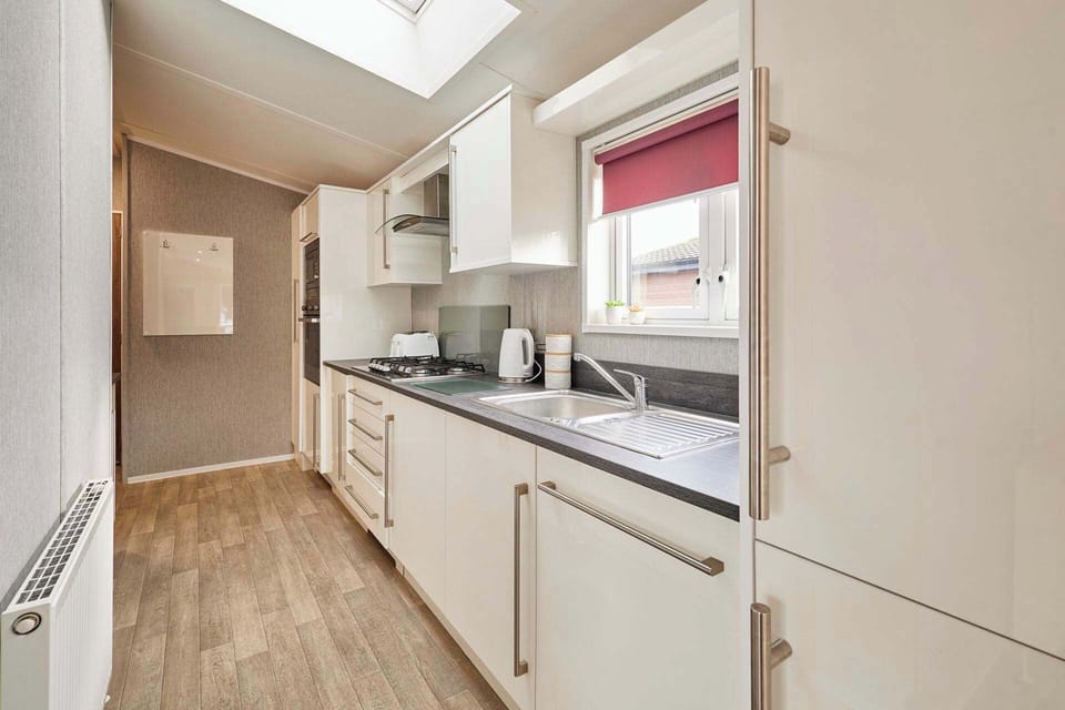 Lakeshore Lodge, Allerthorpe Golf & Country Park, York - Host & Stay
