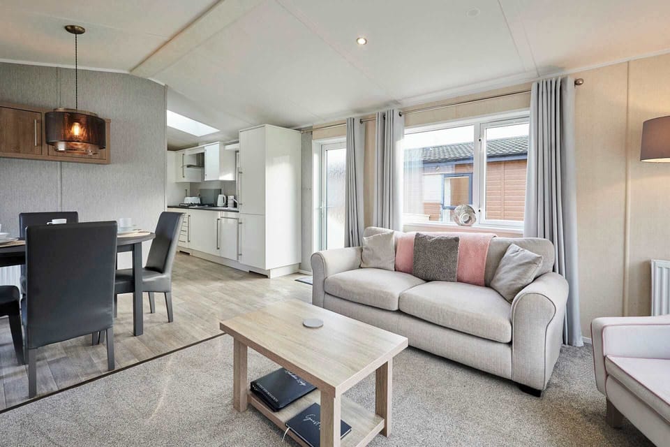 Lakeshore Lodge, Allerthorpe Golf & Country Park, York - Host & Stay