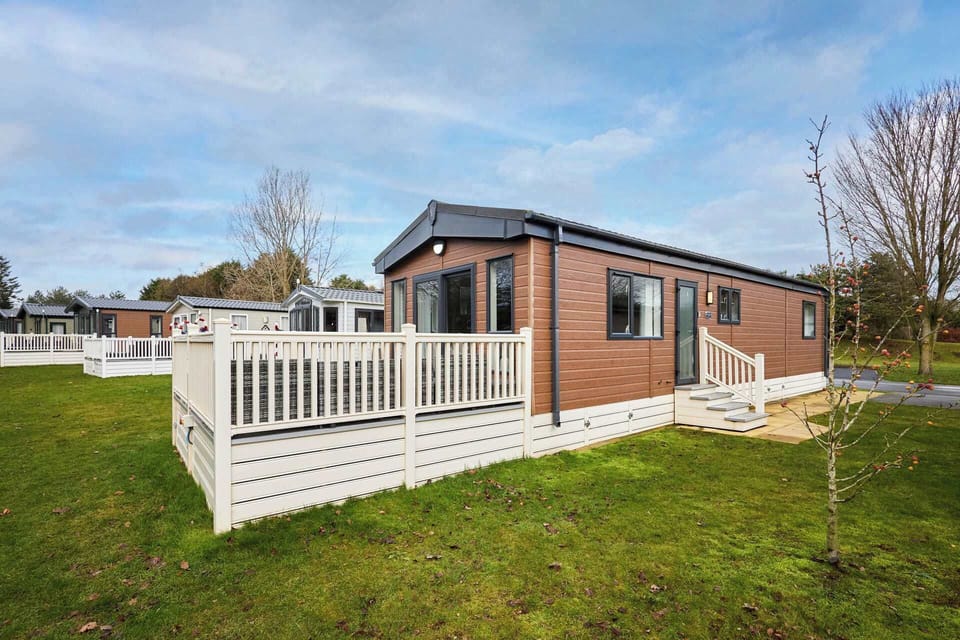Lakeshore Lodge, Allerthorpe Golf & Country Park, York - Host & Stay